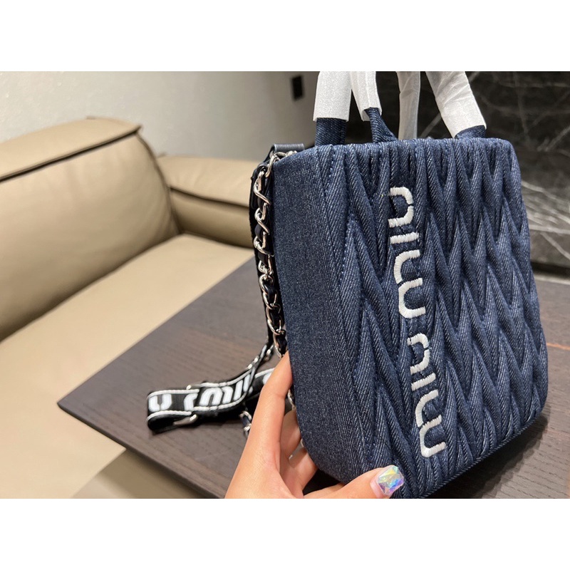 Túi đeo chéo nữ Miu Miu cao cấp dây đeo bản to chất liệu bên ngoài là vải jeans cao cấp