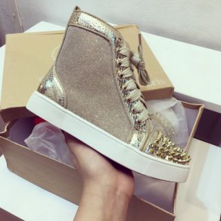 Giày sneakers louboutin tán đinh