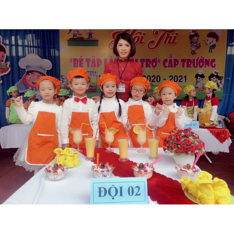 set 16 bộ tạp dề và mũ màu cam cho bé 3 tuổi