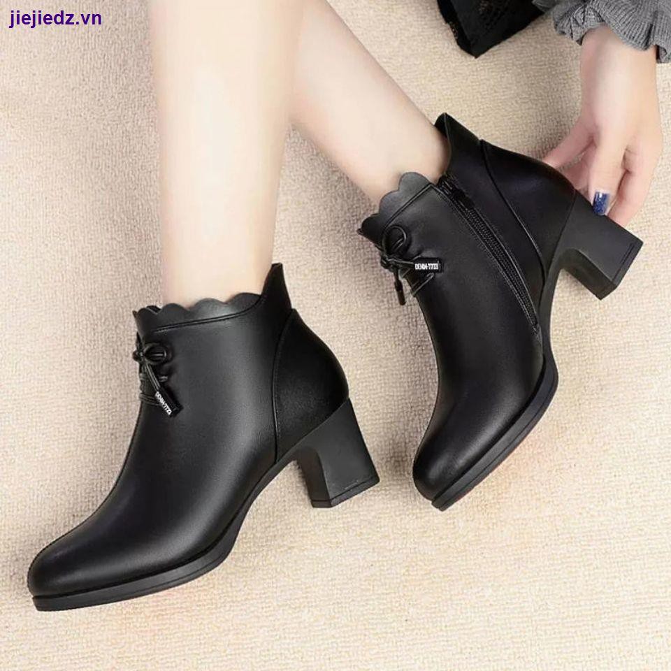 Giày bốt cổ ngắn lót nhung cotton đế mềm giữ ấm mùa đông cho phụ nữ trung niên size 35-43 41 42