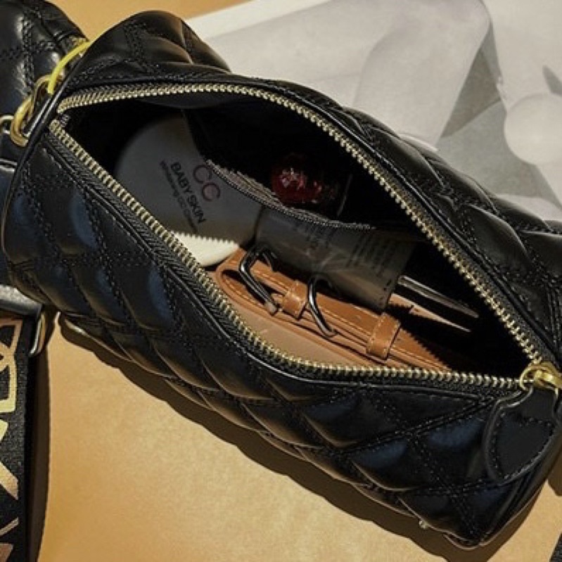 Sét đôi đeo chéo tròn trống trần ô đính chữ vàng nổi kèm dây đeo bản to (tặng kèm túi nhỏ)