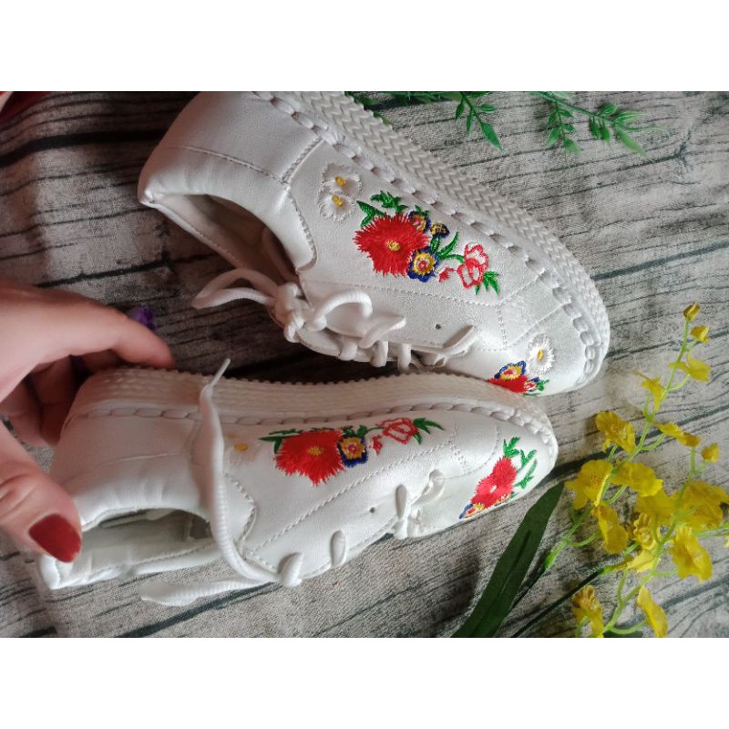 giày thể thao thêu hoa hàng xịn đẹp size 36 vừa | BigBuy360 - bigbuy360.vn