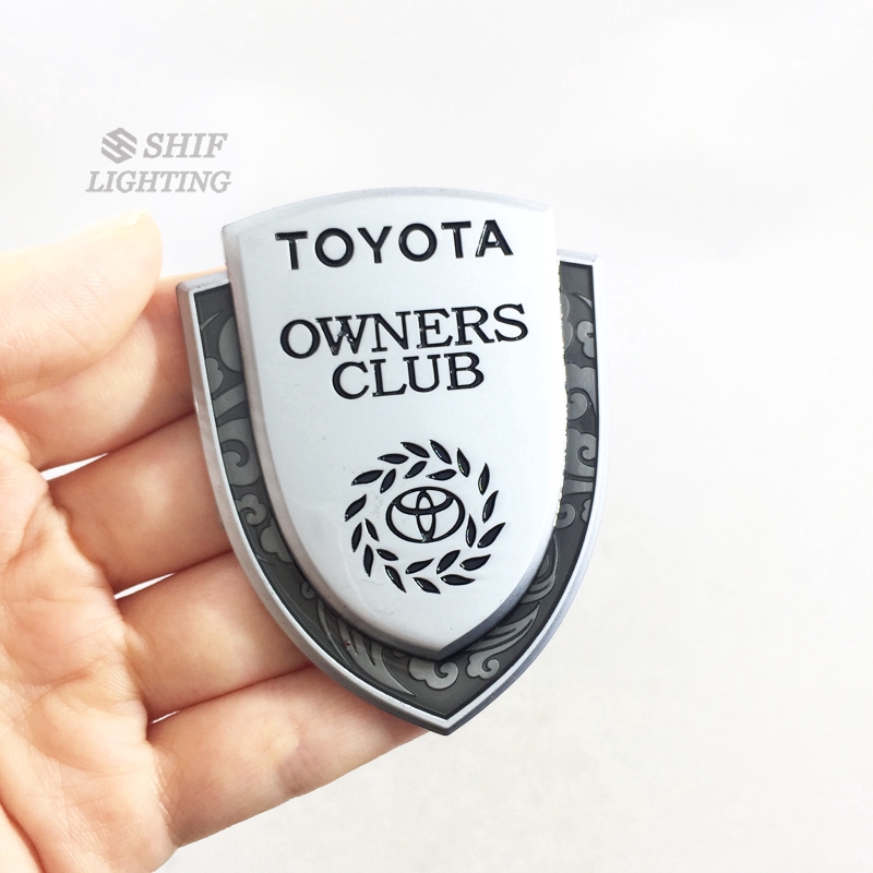 1 logo trang trí xe oto bằng kim loại vàng hình chữ TOYOTA OWNERS CLUB