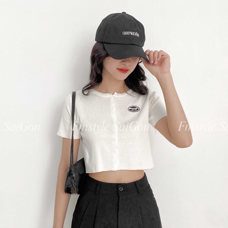 Áo len nữ tay ngắn gài nút mác thêu, áo croptop cộc tay kiểu dáng ulzzang Hàn Quốc Fmstyle Saigon 21ALU05A962003 | BigBuy360 - bigbuy360.vn
