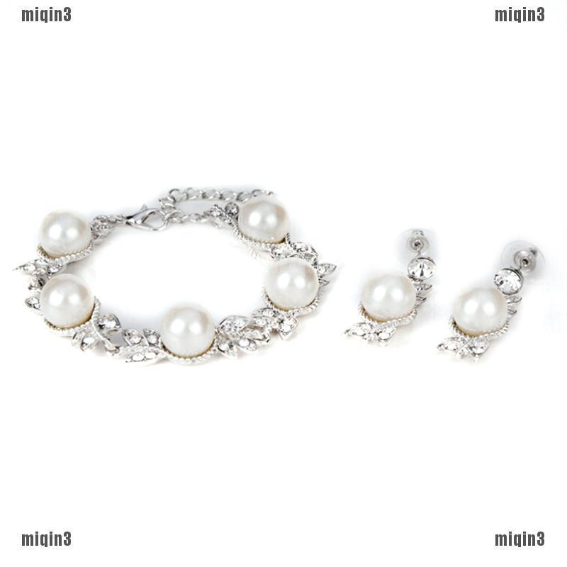 Bộ nữ trang màu bạch kim gồm dây chuyền vòng tay và Khuyên tai dùng để trang điểm cho cô dâu ngày cưới