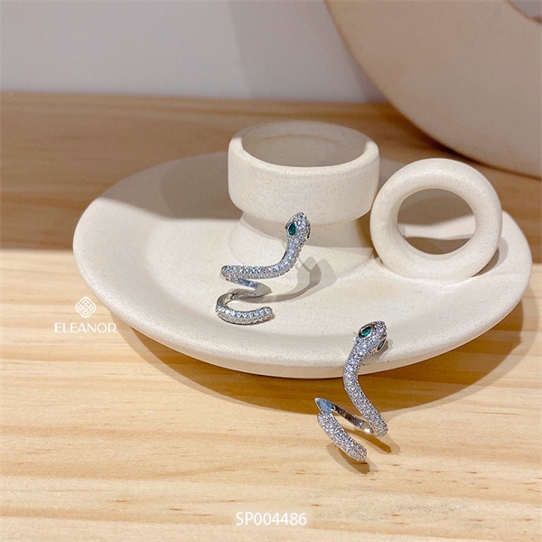 Bông tai nữ gắn vành đính đá Eleanor Accessories hình rắn phụ kiện trang sức cá tính 4486 (1 chiếc)