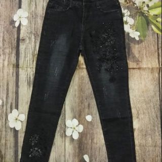 Quần jeans thêu hoa đính đá