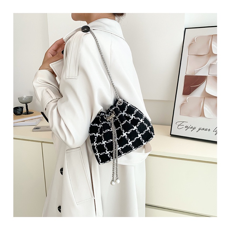 Túi Xách Bucket Chất Liệu Len Phối Dây Xích Thời Trang Dành Cho Nữ