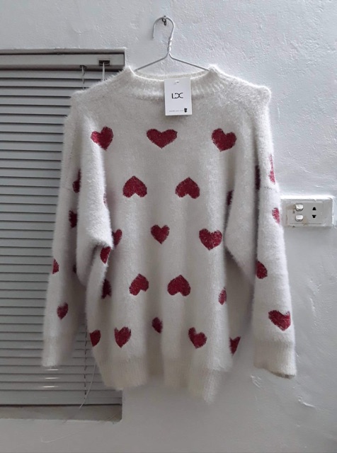 Áo len hình trái tim