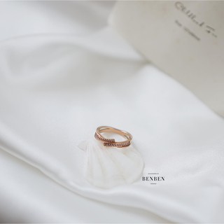 Nhẫn titan chéo đính hạt mạ màu vàng hồng