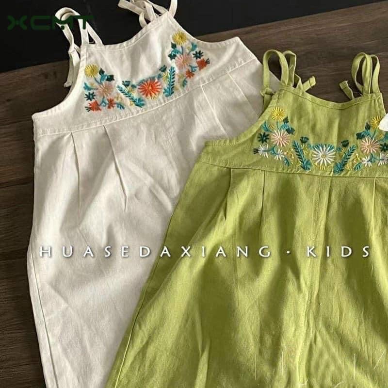 Yếm thêu hoa xanh bơ cho bé gái, Jum đũi 2 dây trẻ em chất mềm mịn, thoáng mát màu trơn xanh và be cực xinh