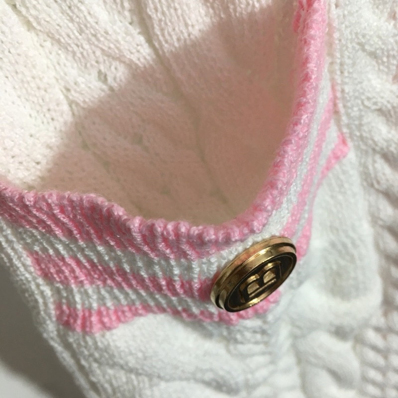 Set trang phục len cho nữ thương hiệu Balmain gồm áo len ba lỗ croptop và chân váy len dài ôm