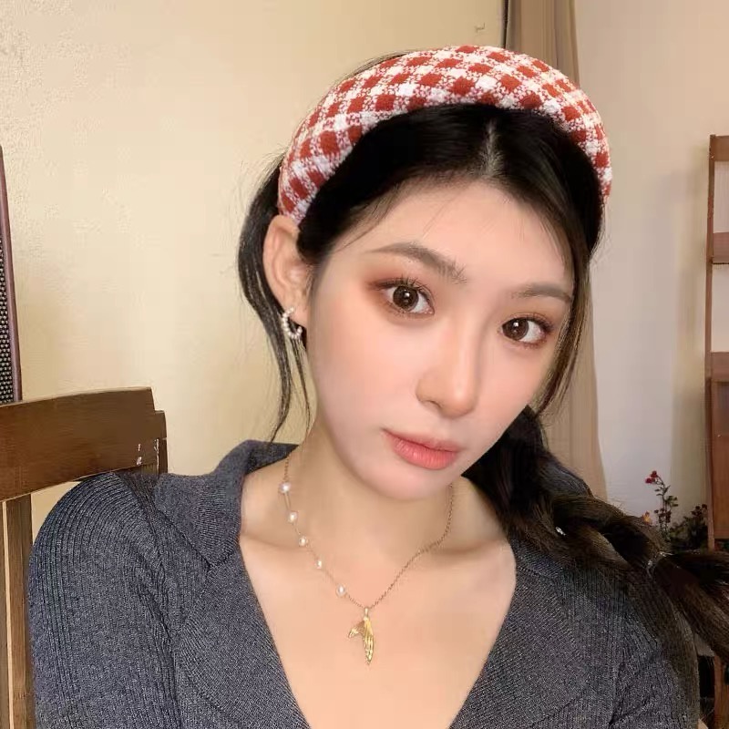 Cài tóc tông màu đỏ chủ đạo thời trang cho nữ