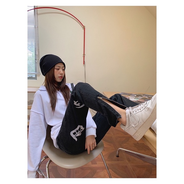 Quần bò đen dáng suông hoạ tiết thêu chữ