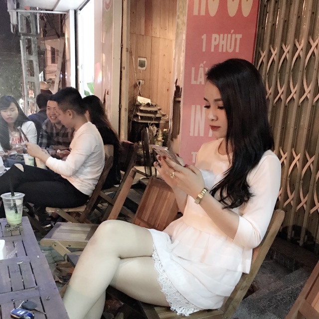 Set áo váy trắng chân váy ren.
