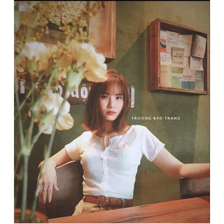 Croptop gân gài nút thêu bông cúc