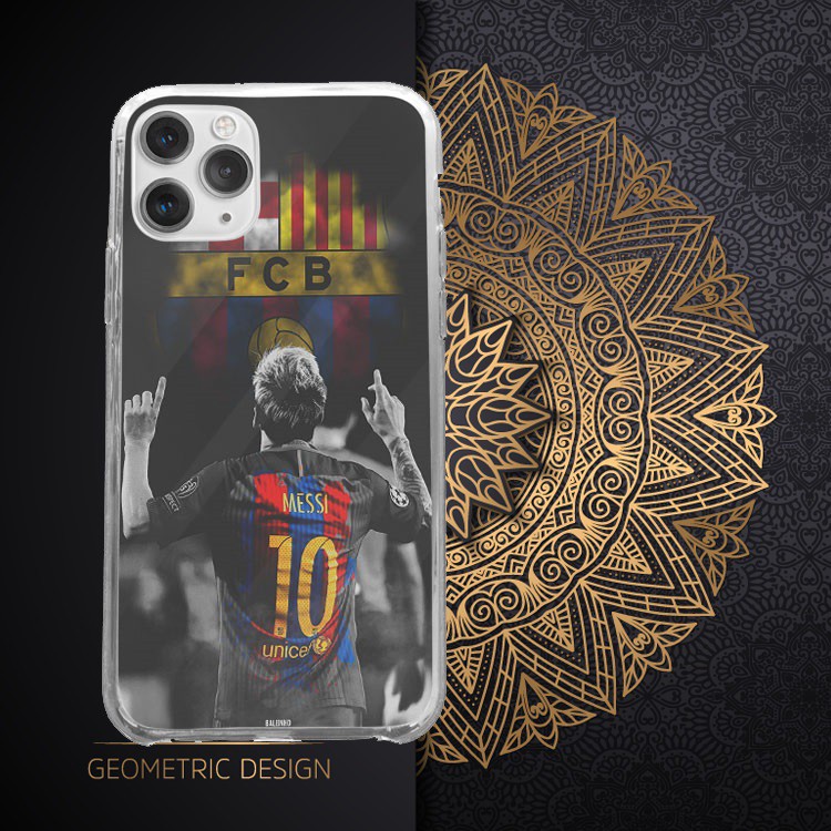 Ốp ĐT cậu thủ messi Hình messi giơ ngón tay tạ chúa nền logo barca mờ dành cho Iphone 5 đến 12 Promax BAR20210023