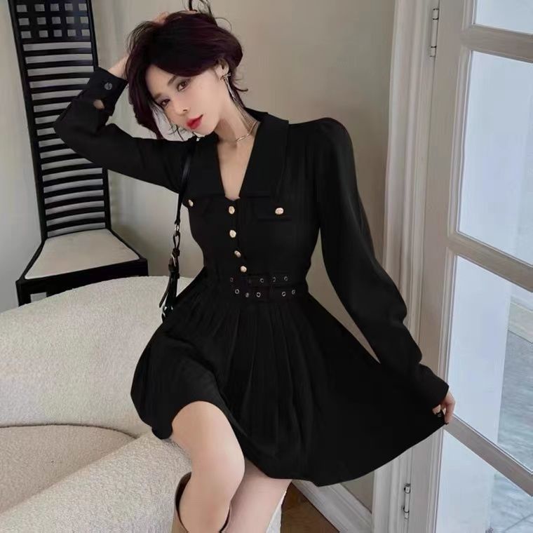 In the early autumn of 2022, the new royal sister Fan Yuan's temperament, high sense, long sleeves, waist pleated dress, female.