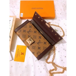 Clutch đinh Louis Vuittion