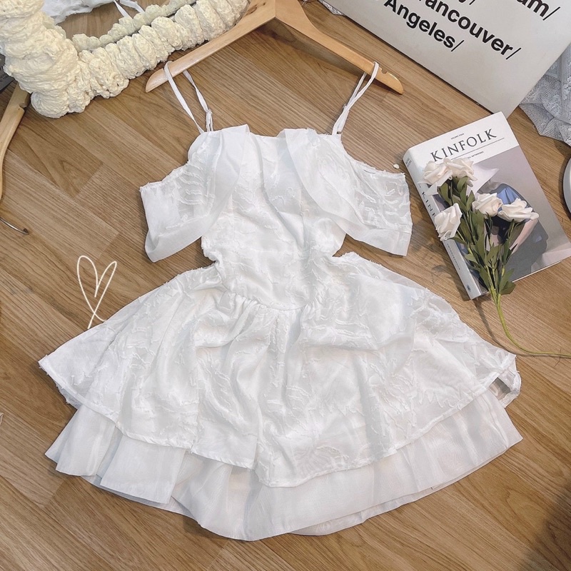 Váy trắng rớt vai nổi