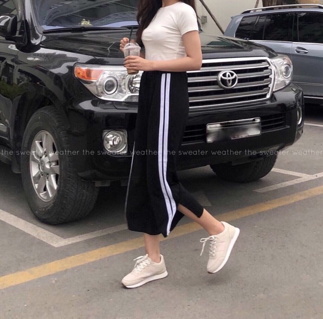 Quần sọc suông xẻ gấu