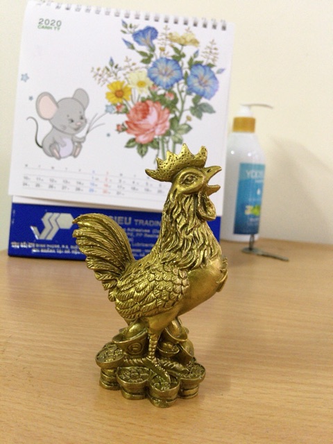Gà trống bằng đồng nguyên chất con giáp gà dậu. Linh vật hóa giải đào hoa sát và họa tiểu nhân, gà đồng đắc phúc.