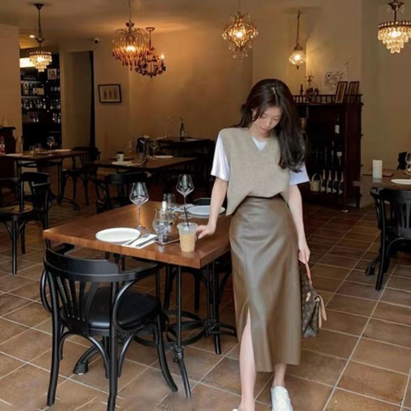 Chân váy da dài qua gối xẻ tà siêu trẻ trung | BigBuy360 - bigbuy360.vn