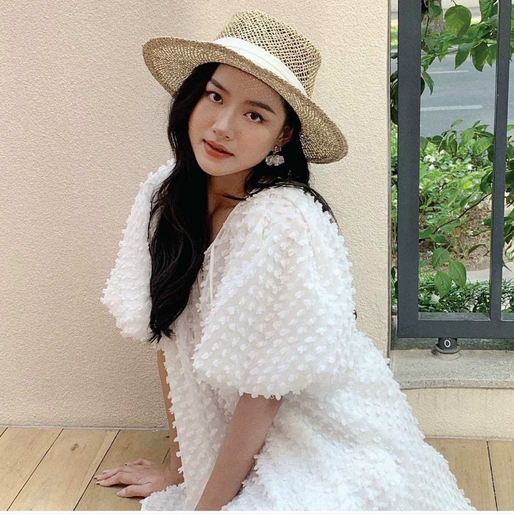 Đầm babydoll trắng hoa nổi tay bồng VIBED