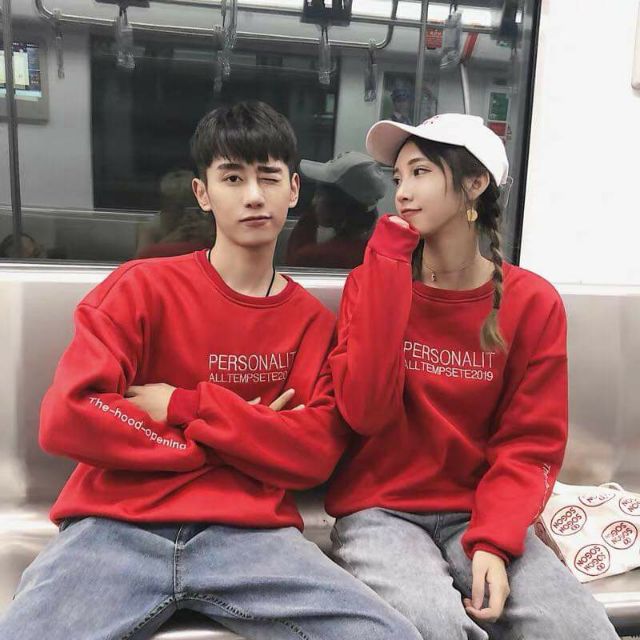 ÁO ĐÔI SWEATER THU ĐÔNG MÀU ĐỎ IN CHỮ NỔI BẬT, ÁO NỈ FROM RỘNG UNISEX BASIC