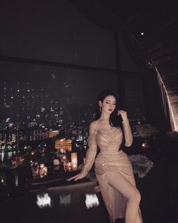 Váy kim sa xẻ đùi
