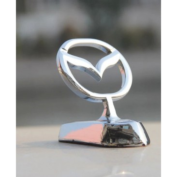 Logo Mazda gắn nắp capo phía trước mui xe