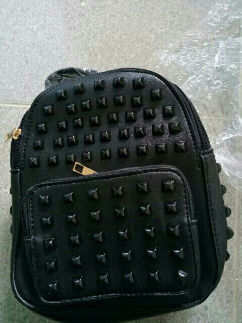 Ba lô đinh tán đen thời trang hot