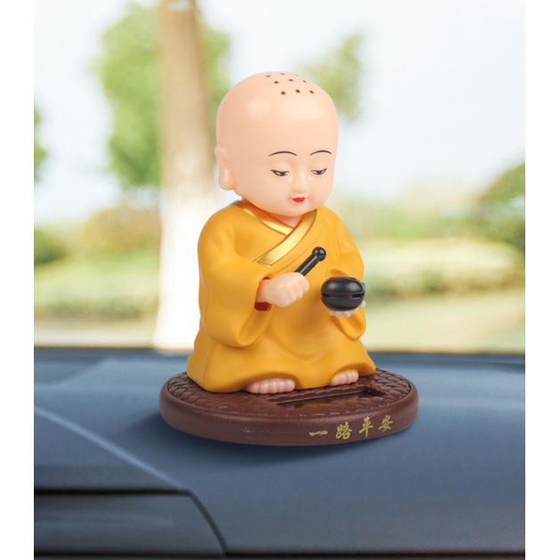 Tượng CHÚ TIỂU GÕ MÕ ĐỨNG tích hợp năng lượng mặt trời trang trí ôtô bàn làm việc