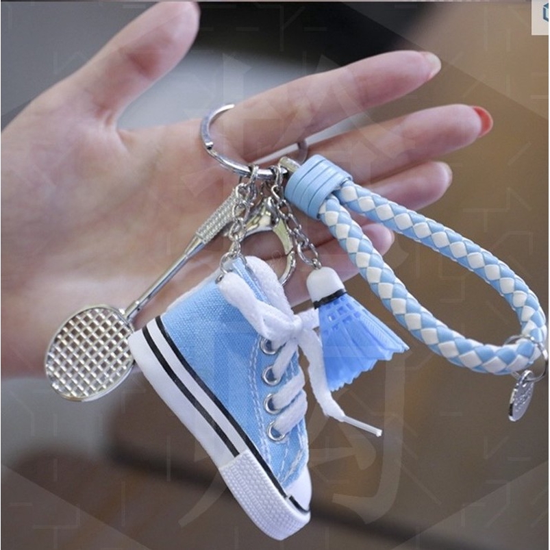 Móc khóa hình giày sneaker mini vải canvas tích hợp công dụng đệm lót chân chống xe đạp và xe máy