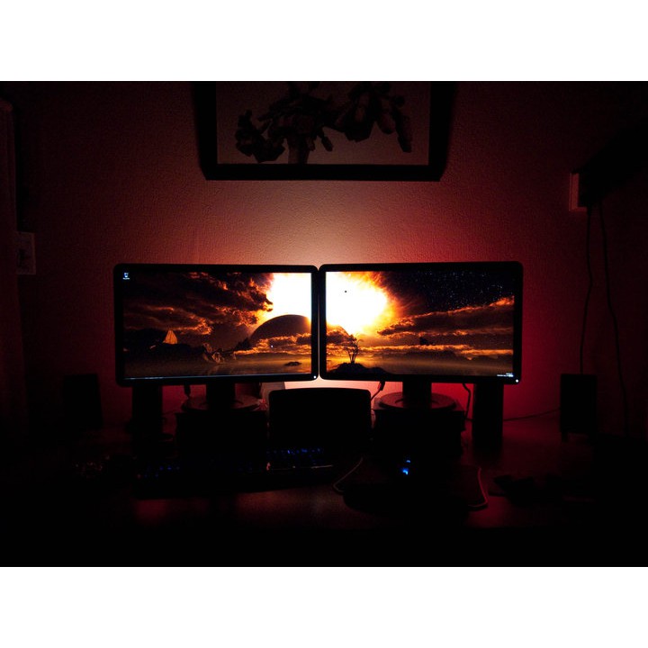 Đèn Ambilight sáng theo màu màn hình cho 2 màn hình liền kề nhau