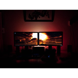 Đèn Ambilight sáng theo màu màn hình cho 2 màn hình liền kề nhau