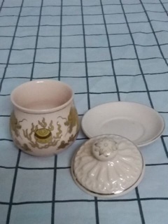Ly có nắp thờ cúng