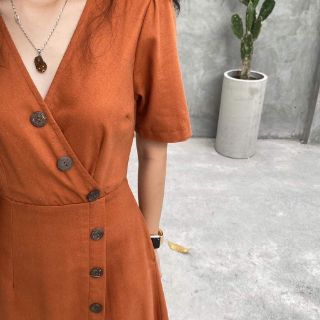 ĐẦM MIDI NÚT GỖ LỆCH
