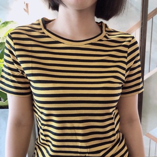 Áo thun sọc đen vàng cổ tròn