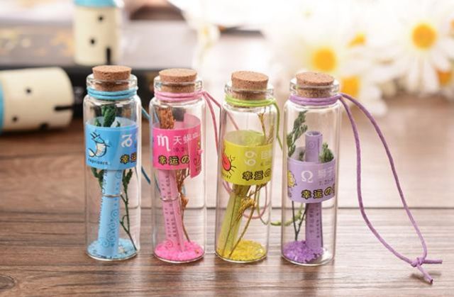 1 hủ điều ước thủy tinh. Màu ngẫu nhiên