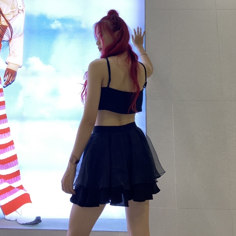 Set croptop Senju màu đen có mút ngực và chân váy ngắn 2 tầng có quần bảo hộ