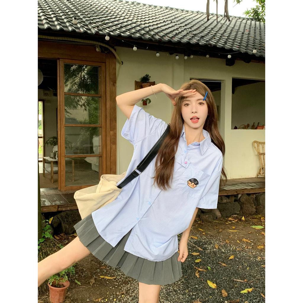 「 WELOVE1 」Áo Sơ Mi Tay Ngắn Kẻ Sọc Xanh Dương Thêu Họa Tiết Phong Cách Babydoll Hàn Quốc Thời Trang Mùa Hè Mới Cho Cặp Đôi