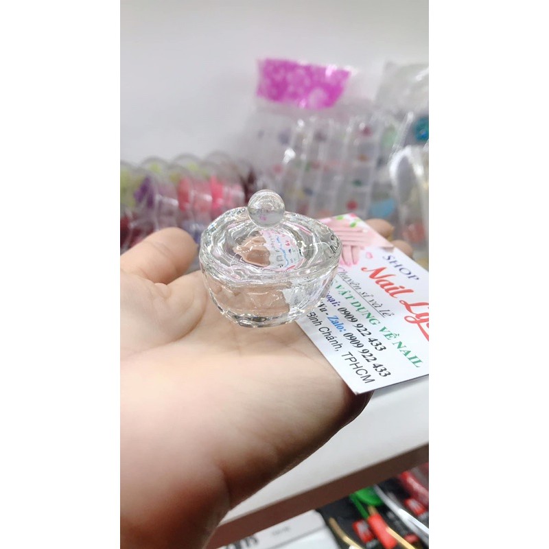 Cốc thủy tinh đựng lưu huỳnh