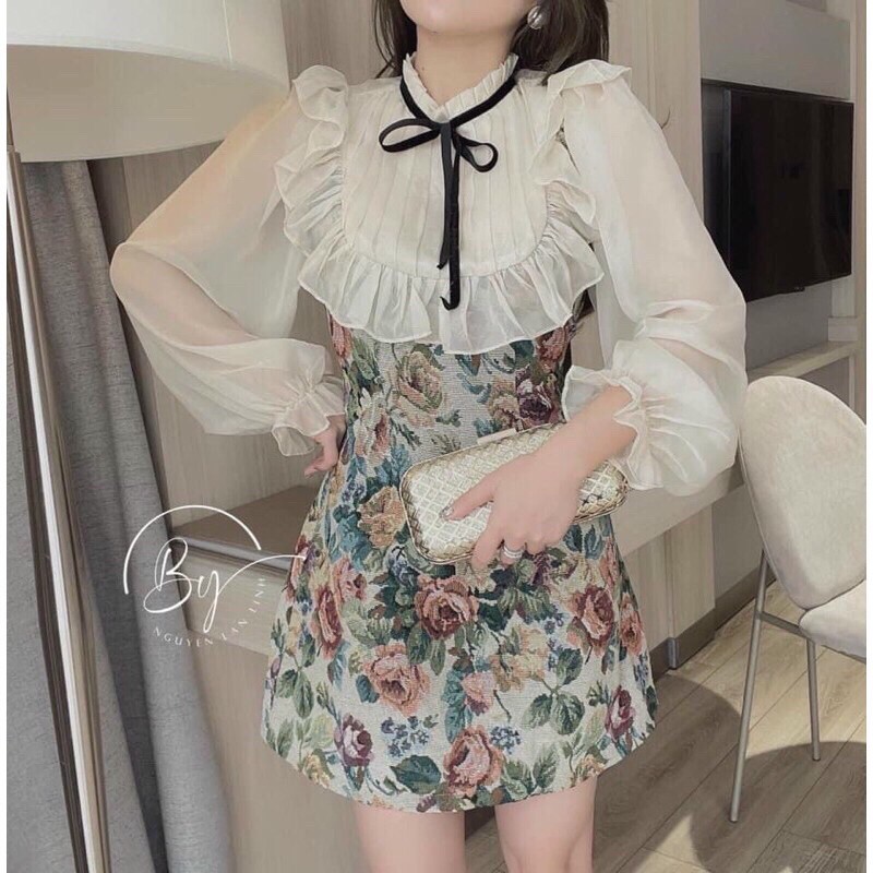 Đầm xòe gấm hoa xếp ly ngực cổ thắt nơ phối bèo pha tay dài!