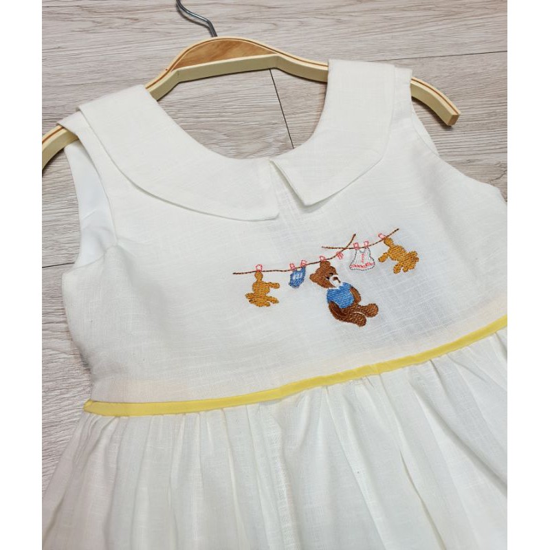 Váy trắng thêu hình gấu bông xinh xắn và cute cho bé gái