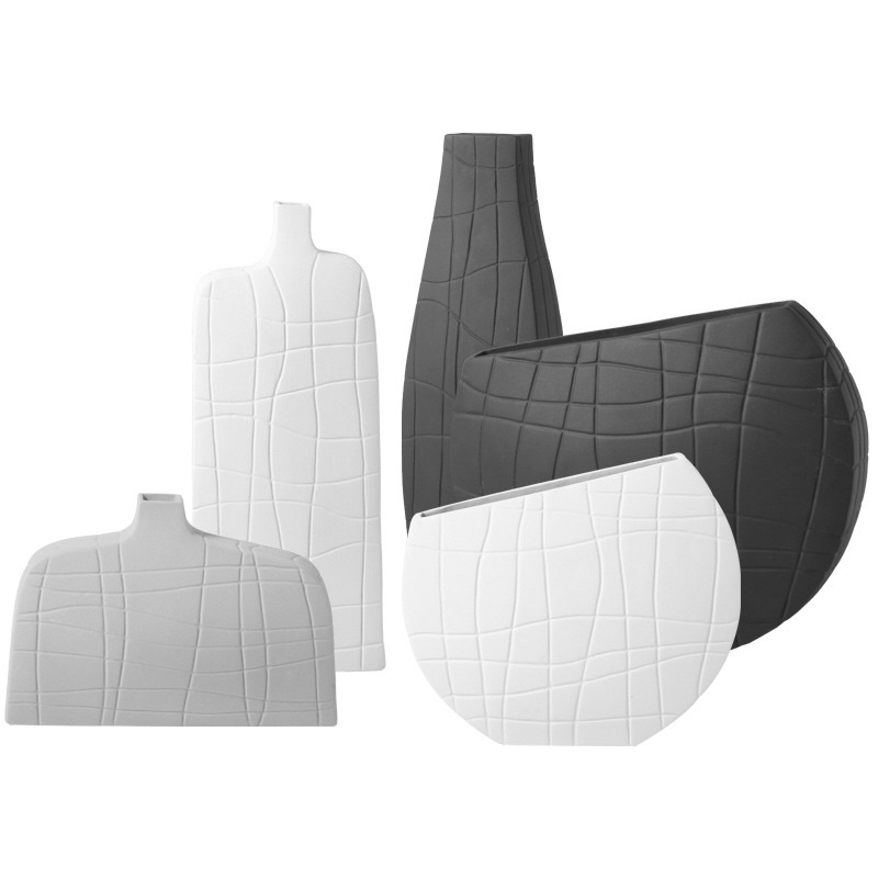 Bình gốm kẻ sọc trắng đen trang trí