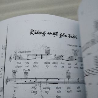 đàn guitar đệm hát
