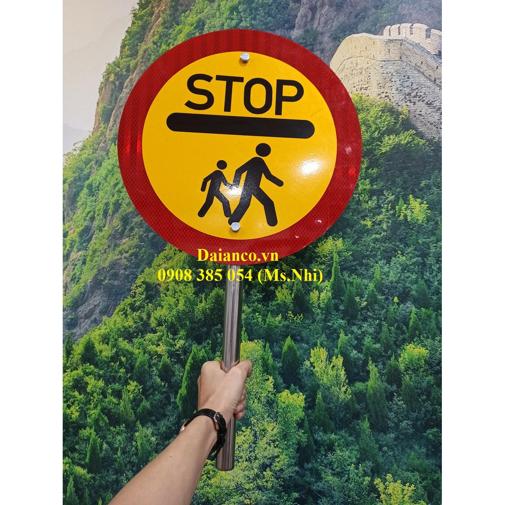 Bảng báo chất liệu alu dán decal phản quang nội dung &quot;STOP'' nhằm gây sự chú ý khi băng qua đường- Hình thật