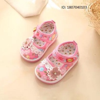 Giày tập đi cho bé gái