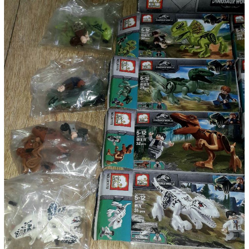 Lắp ráp 1 hộp LegoDinoWord Săn khủng long 1170 có nhiều chi tiết